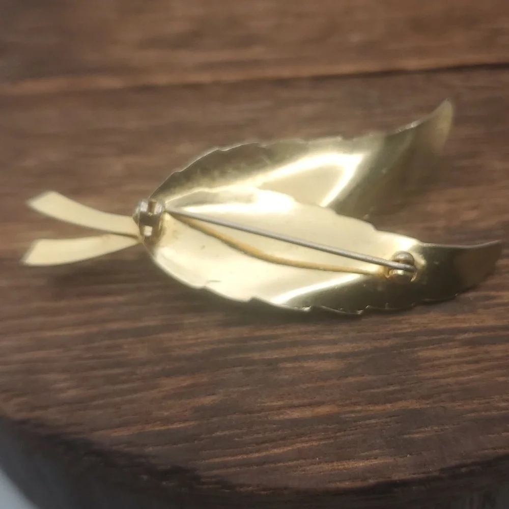 B636‎ bohemian floating leaf pearl clawfoot brooch